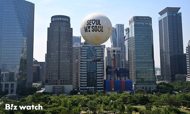 서울시가 28일 서울 여의도공원 상공에 보름달 모양의 계류식 가스기구 '서울의 달' 시험 비행을 하고 있다./사진=이명근 기자 qwe123@