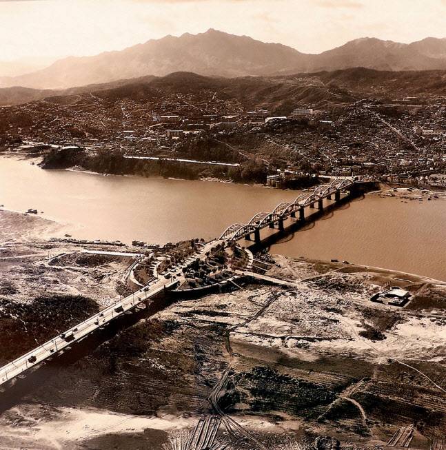 1968년경 제1 한강교(현 한강대교)와 노들섬의 모습.(사진=서울역사박물관)