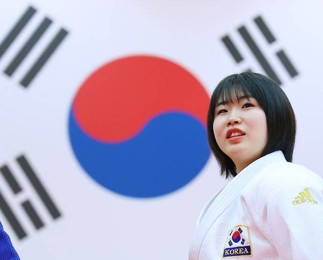 13일 오전 충북 진천국가대표선수촌 필승관에서 열린 2024 파리 하계올림픽 유도 대표팀 미디어데이 행사에서 여자 57kg급에 출전하는 허미미가 태극기 앞에서 단체 촬영을 준비하고 있다.사진=연합뉴스