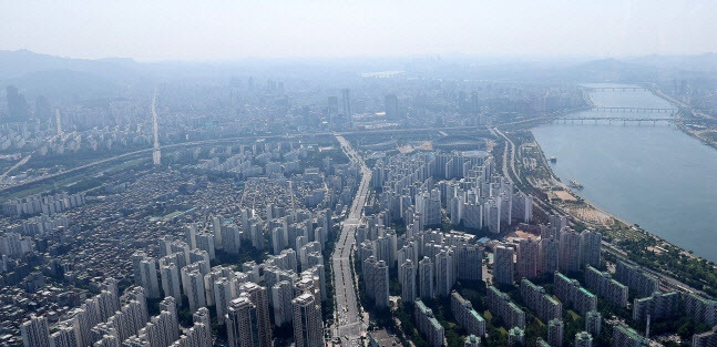 서울스카이 전망대에서 바라본 송파구 잠실동과 강남구 일대 아파트 단지. (사진=뉴스1)