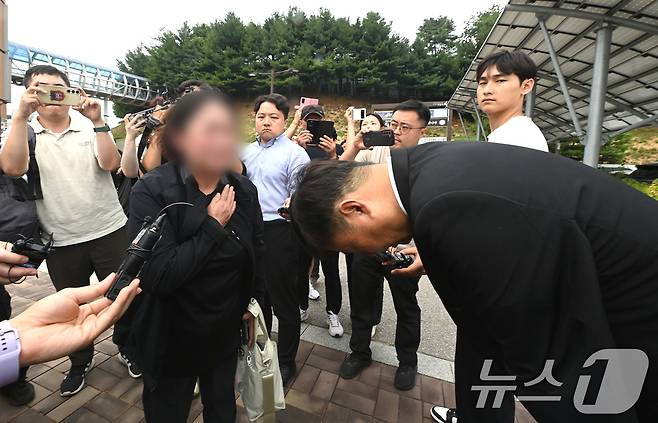 박순관 아리셀 대표가 27일 오후 경기 화성시 모두누림센터에서 화성 아리셀 공장 화재사고 유가족을 만나 사과하고 있다. (경인일보 제공) 2024.6.27/뉴스1 ⓒ News1 김영운 기자