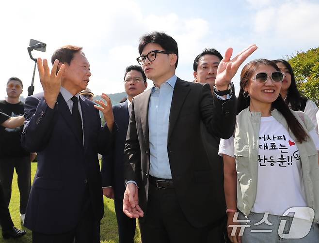 국민의힘 당권주자인 한동훈 전 비상대책위원장이 28일 오전 부산 남구 유엔기념공원을 찾아 6.25전쟁 유엔군 전몰장병 묘역을 둘러보고 있다. 2024.6.28/뉴스1 ⓒ News1 윤일지 기자