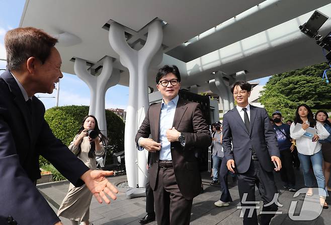 국민의힘 당권주자인 한동훈 전 비상대책위원장이 28일 오전 부산 남구 유엔기념공원을 찾아 참배하기 위해 이동하고 있다. 2024.6.28/뉴스1 ⓒ News1 윤일지 기자