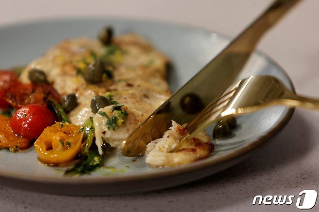 미국 농무부가 식품기업 두곳을 상대로 실험실 배양육 판매를 승인했다고 21일(현지시간) 밝혔다. 사진은 식품기업 업사이드푸드가 캘리포니아 에머리빌에서 생산한 닭고기 배양육이다. 2023.6.21. ⓒ 로이터=뉴스1 ⓒ News1 김성식 기자