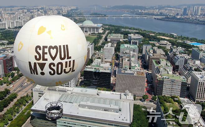 28일 서울 영등포구 여의도공원 상공에 보름달 모양의 계류식 기구 '서울달'이 시험 비행을 하고 있다. 2024.6.28/뉴스1 ⓒ News1 김진환 기자