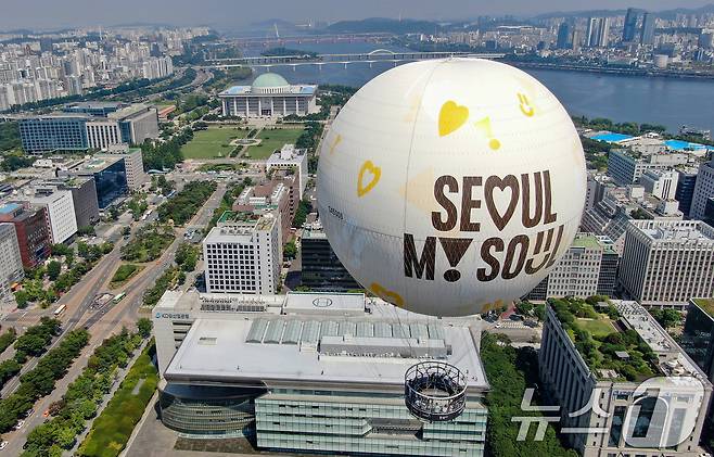 28일 서울 영등포구 여의도공원 상공에 보름달 모양의 계류식 기구 '서울달'이 시험 비행을 하고 있다. 2024.6.28/뉴스1 ⓒ News1 김진환 기자