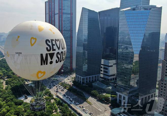 28일 서울 영등포구 여의도공원 상공에 보름달 모양의 계류식 기구 '서울달'이 시험 비행을 하고 있다. 2024.6.28/뉴스1 ⓒ News1 김진환 기자