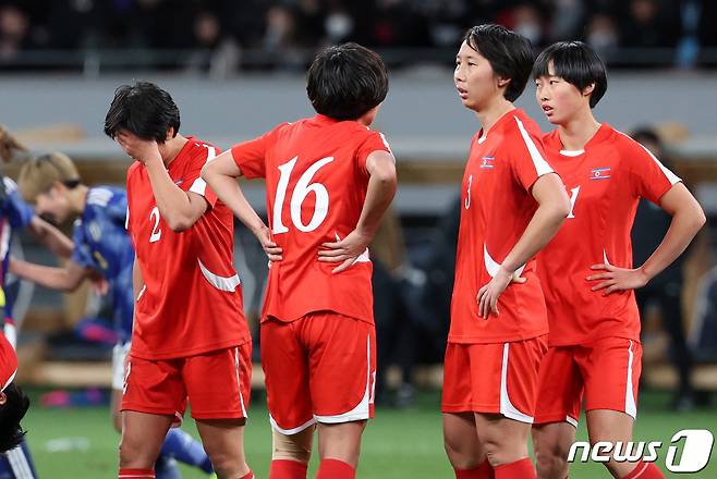 28일 오후 일본 도쿄 국립경기장에서 열린 2024 파리 올림픽 여자축구 최종예선 일본과 북한의 경기, 북한 박신종과 리금향이 2대1로 패배 후 아쉬워 하고 있다. 2024.2.28 ⓒ 로이터=뉴스1