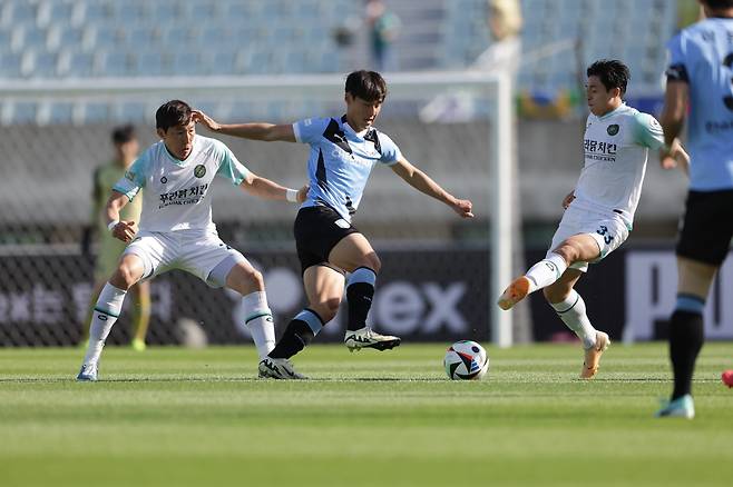 천안종합운동장/ K리그2/ 천안시티FC vs 김포FC/ 김포 김현훈, 천안 박찬교, 김포 이환희/ 사진 정재훈