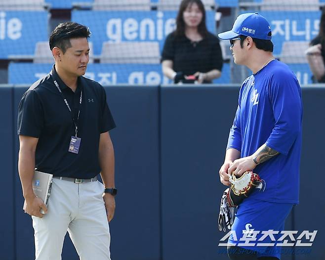 28일 수원 KT위즈파크. 경기장에 도착한 삼성 박병호가 KT 관계자와 인사하고 있다. 수원=정재근 기자 cjg@sportschosun.com/2024.6.28/