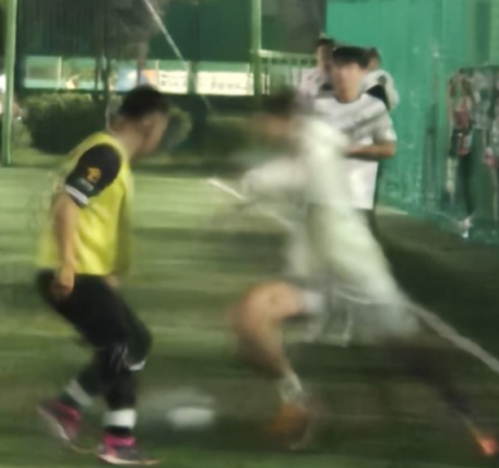 서울 광진구 아차산 풋살장에서 시민들과 축구를 즐기고 있는 손흥민. [사진=온라인 커뮤니티 갈무리]