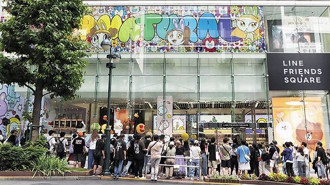 26일 도쿄도 시부야 뉴진스 팝업스토어에 몰린 인파. 오전 9시부터 입장 대기줄이 인근 요요기공원까지 늘어섰다. /IPX