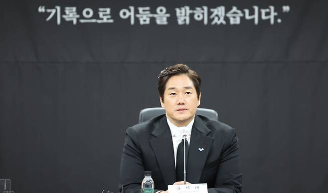 배우 유지태가 27일 서울 종로구 정부서울청사에서 열린 2024 통일부 북한인권홍보대사 위촉식을 마친 뒤 기자들의 질의에 답하고 있다. /뉴스1