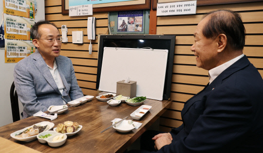 황우여 국민의힘 비상대책위원장(오른쪽)이 28일 오후 서울 여의도의 한 식당에서 추경호 원내대표와 만찬회동을 하고 있다. 연합뉴스.