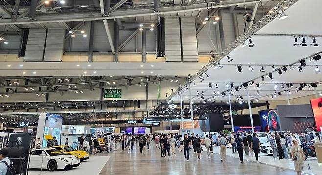 28일 부산 벡스코에서 열린 ‘2024 부산모빌리티쇼’에 방문한 관람객들이 부스들을 둘러보고 있다. ⓒ데일리안 정진주 기자