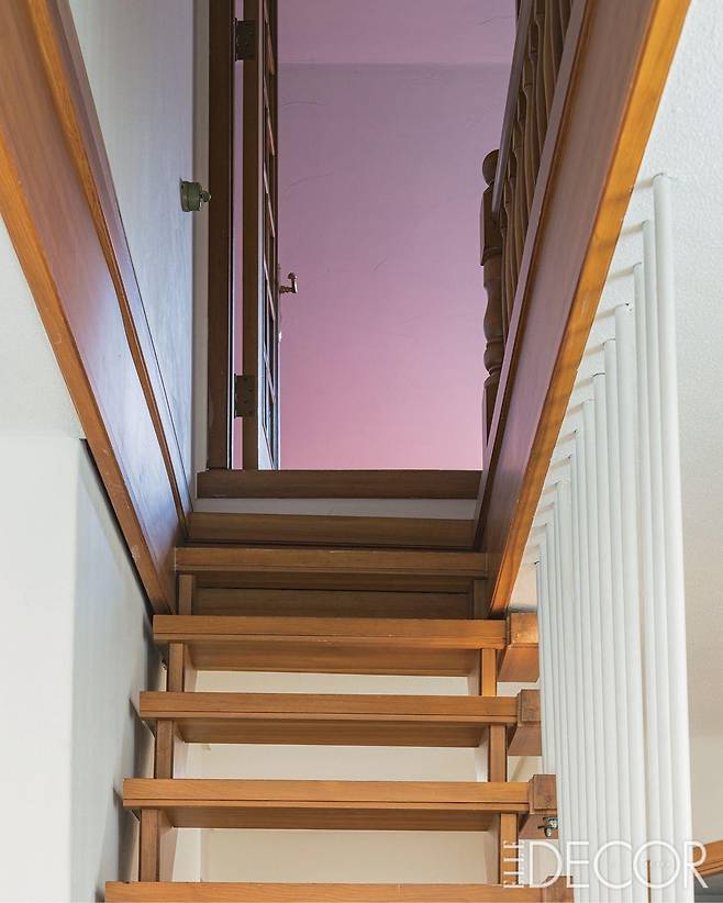 2층 다락으로 올라가는 나무 계단.