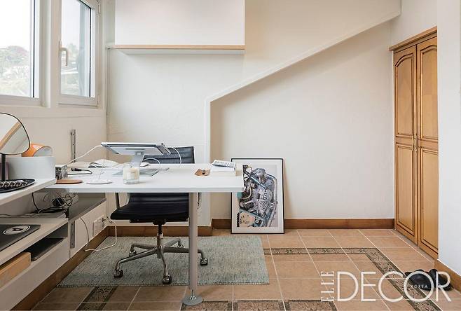 서재에서도 벽과 기둥이 만들어낸 흥미로운 각도를 볼 수 있다. 오피스 체어는 오드플랫에서 구입한 것.