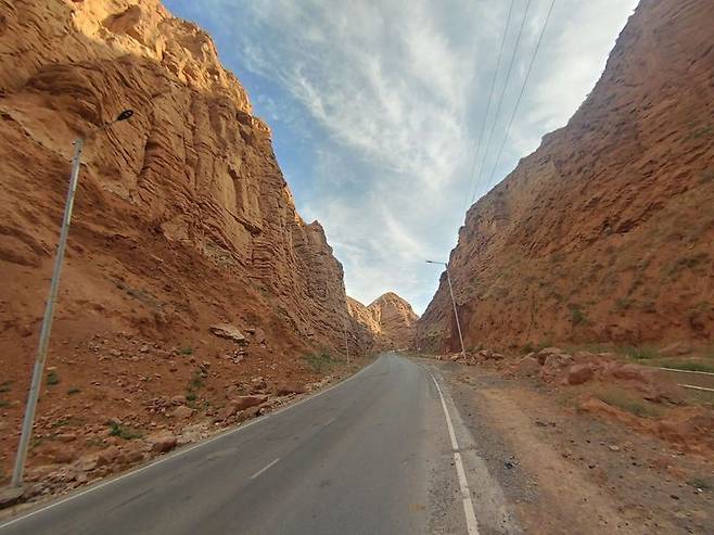 나린은 한번도 본 적 없는 희안한 지형의 도시다. 구불구불 흐르는 나린강이 있고 강옆 평지에는 낮은 집들이 자리잡고 있다.양옆으로 병풍같은 높고 긴 산맥들이 도시를 포근하게 감싼다. 사진=김태원(tan)