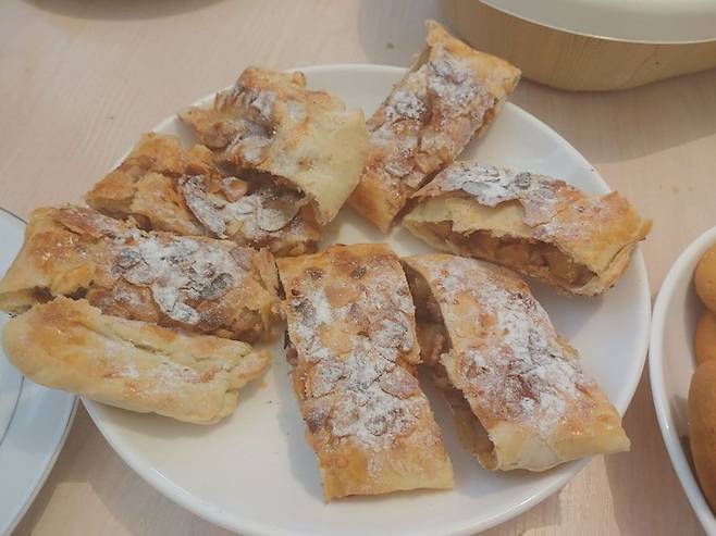 현지 교회 목사님의 사모님이 만들어 준 애플파이. 사진=김태원(tan)