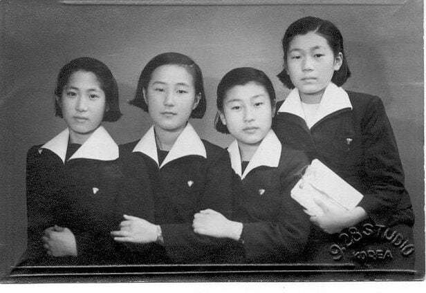 풍문여중 2학년 때 사진. 왼쪽에서 두번째가 이해인 수녀, 맨 오른쪽이 박인희씨다. 1959년 무렵.