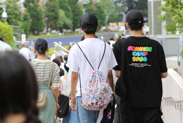 K팝 그룹 뉴진스가 27일 일본 도쿄돔에서 연 팬미팅 공연 '버니즈 캠프 2024 도쿄돔'으로 일본 남성 관객들이 향하고 있다. 도쿄=연합뉴스