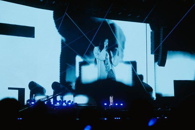 그룹 뉴진스 멤버 혜인이 27일 일본 도쿄돔에서 연 팬미팅 공연 '버니즈 캠프 2024 도쿄돔'에서 시티팝의 대표곡 다케우치 마리야의 '플라스틱 러브'를 부르고 있다. 이곡은 서울의 복고풍 성지인 '힙지로' 카페 등에서 자주 울려 퍼지는 노래다. 어도어 제공