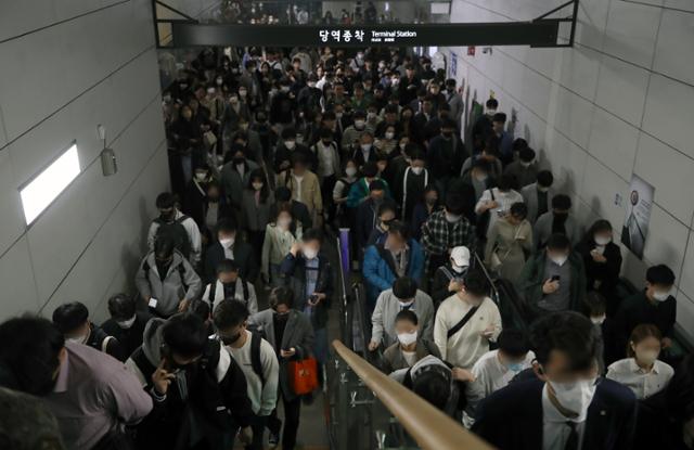 김포골드라인을 이용하는 시민들이 김포공항역에서 하차하고 있다. 뉴스1