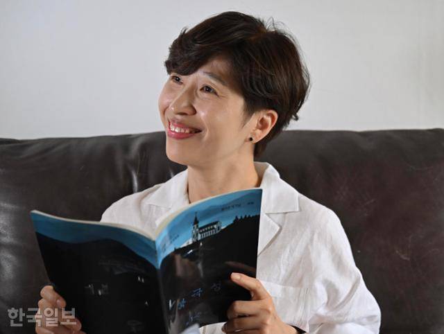 정서경 작가의 요즘 머릿속엔 내년 방영될 드라마 ‘북극성’ 생각이 가득하다. 배우 전지현ㆍ강동원씨가 주연을 맡았다. 그가 든 책이 ‘북극성’의 대본이다. 정다빈 기자