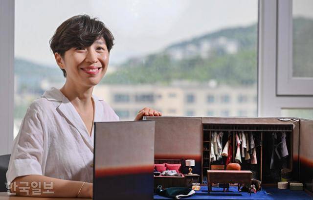 “죽기 전에 꼭 쓰고 싶다고 해도 괜찮을 작품.” 그는 앞으로 시나리오를 쓰게 되면 이를 염두에 두게 될 것 같다고 했다. 그의 앞에 있는 모형은 드라마 ‘작은 아씨들’에 나온 ‘닫힌 방’이다. 정다빈 기자