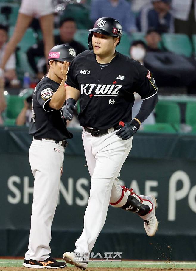 2024 KBO리그 프로야구 SSG랜더스와 kt위즈의 경기가 27일 오후 인천SSG랜더스필드에서 열렸다. 8회초 무사 오재일이 솔로홈런을 치고 베이스를 돌고 있다. 인천=김민규 기자 mgkim1@edaily.co.kr /2024.06.27/