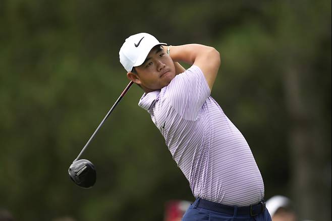 <yonhap photo-0211=""> Tom Kim hits off the fourth tee during the first round of the Rocket Mortgage Classic golf tournament at Detroit Country Club, Thursday, June 27, 2024, in Detroit. (AP Photo/Paul Sancya)/2024-06-28 01:09:25/ <저작권자 ⓒ 1980-2024 ㈜연합뉴스. 무단 전재 재배포 금지, AI 학습 및 활용 금지></yonhap>