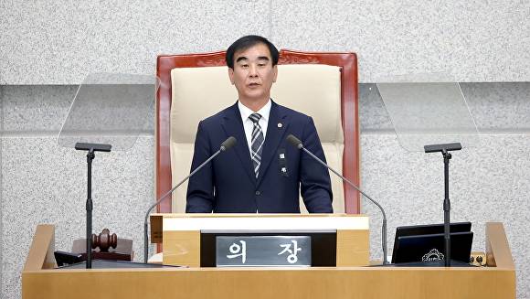 염종현 경기도의회 의장이 지난 27일 ‘제375회 정례회’ 본회의에서 폐회사를 통해 소회를 밝히고 있다. [사진=경기도의회]
