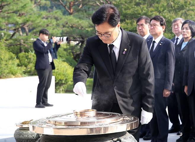 우원식 국회의장이 28일 국립서울현충원에서 참배하고 있다. 뉴스1