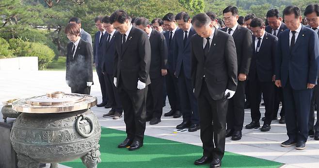 우원식 국회의장을 비롯한 참석자들이 28일 국립서울현충원에서 참배하고 있다. 뉴스1