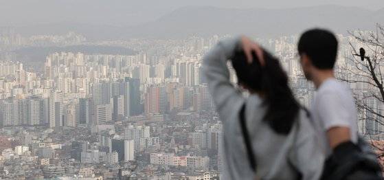 서울 남산에서 바라본 시내 아파트 단지 모습. 2023년 기준 결혼 1~2년 차 신혼부부의 결혼비용 부담률을 보면 남녀가 60 대 40으로 2012년의 신혼부부 결혼비용 비율(75 대 25)과 비교하면 여성의 부담률이 크게 올랐다(듀오 2023). 여성의 결혼비용 부담률이 대폭 높아진 이유에는 양성평등 트렌드 이외에도 집값 폭등의 영향이 있다. 연합뉴스