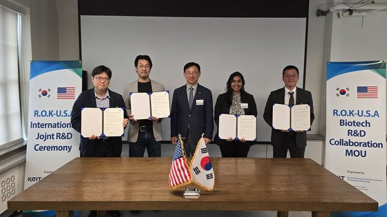 박해원 KAIST 교수(왼쪽부터)와 김상배 미국 MIT 교수, 전윤종 KEIT 원장, 벌사라 싸이티바 팀장, 이범수 엑셀세라퓨틱스 전무가 26일(미국 현지시간) 미국 보스턴에서 ‘한미? 첨단산업 국제 공동 연구개발 과제 협약’에 서명한 뒤 기념 촬영을 하고 있다. 사진 한국산업기술기획평가원