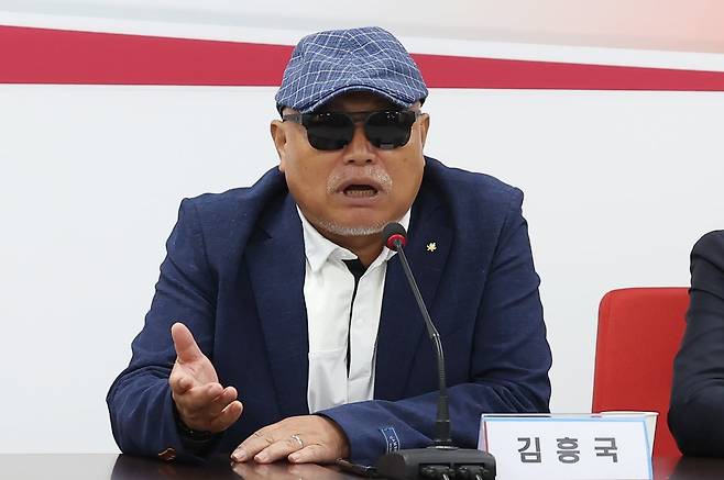 가수 김흥국 씨가 4일 오전 서울 여의도 국민의힘 중앙당사에서 열린 2024 총선 지원 연예인 자원봉사단 간담회에서 발언하고 있다./사진=뉴스1