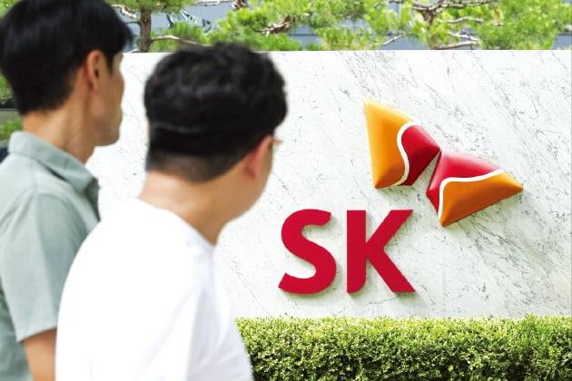시민들이 20일 서울 SK서린빌딩 앞을 지나가고 있다.  사진=임형택 한국경제신문 기자