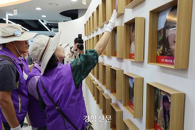 이태원 참사 유가족들이 16일 서울 중구 부림빌딩에 마련된 임시 기억·소통공간 ‘별들의집’에서 희생자들의 사진을 보며 슬픔에 잠겨 있다. 조태형 기자