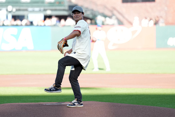 Lee Jong-beom readies his throw. [REUTERS/YONHAP]