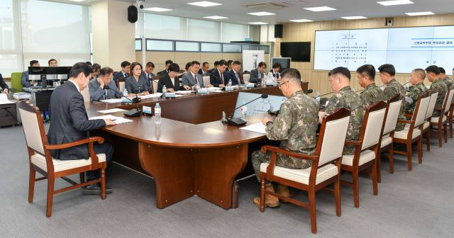 김선호 국방부 차관이 27일 서울 용산구 국방부에서 열린 신병교육대 사고 관련 재발 방지 대책 회의를 주재하고 있다. 국방부 제공