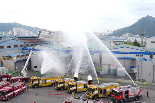 지난 27일 오후 부산 최대 2차전지 제조업체인 금양의 사상구 공장에서 대형 화재가 난 상황을 가정한 대피·진화 훈련이 진행됐다. 부산소방재난본부 제공