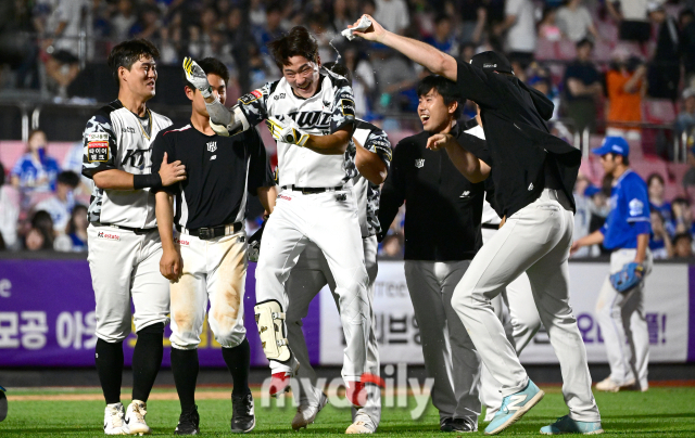 2024년 6월 28일 경기도 수원 KT위즈파크에서 '2024 신한 SOL Bank KBO리그' 삼성 라이온즈와 KT 위즈의 경기가 열렸다. KT 홍현빈이 9회말 1사 1.3루서 2타점 끝내기 적시타를 치며 5-4로 승리한 KT 선수들이 기뻐하고 있다./수원=유진형 기자 zolong@mydaily.co.kr