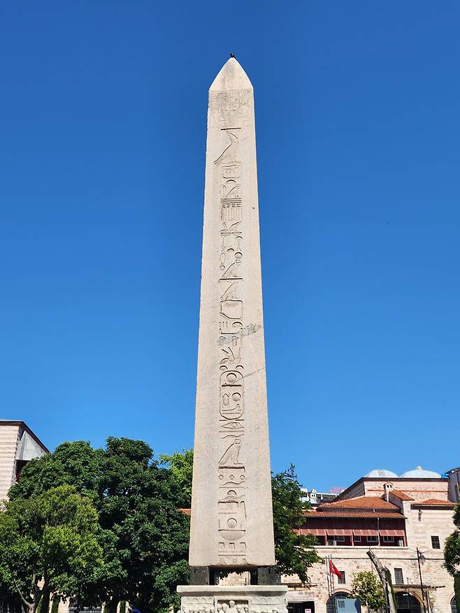 이스탄불 히포드럼광장의 오벨리스크. 이집트 룩소르에 있던 것을 데오도시우스 황제때 옮겼다.