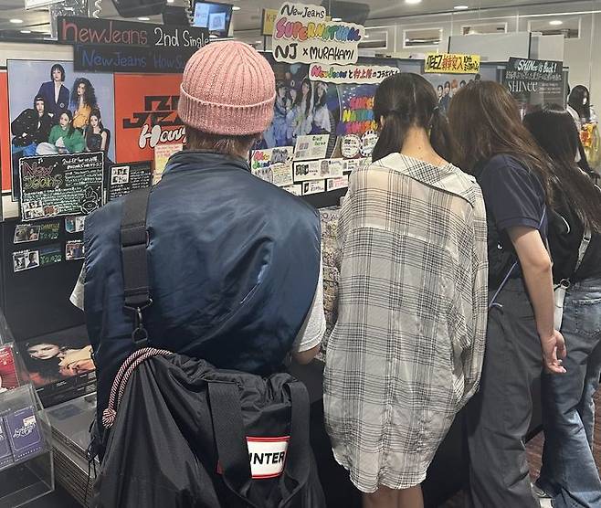 [도쿄=뉴시스] 이재훈 기자 = 신드롬 걸그룹 '뉴진스(NewJeans)' 일본 팬들이 27일 일본 시부야 타워레코드에 마련된 뉴진스 음반 섹션을 살펴보고 있다. 2024.06.27. photo@newsis.com *재판매 및 DB 금지
