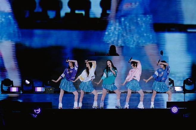 [도쿄=뉴시스] 신드롬 걸그룹 '뉴진스(NewJeans)'가 26~27일 일본 도쿄돔에서 팬미팅 '버니즈 캠프 2024 도쿄돔(Bunnies Camp 2024 Tokyo Dome)'를 펼치고 있다. (사진 = 어도어 제공) 2024.06.27. photo@newsis.com *재판매 및 DB 금지
