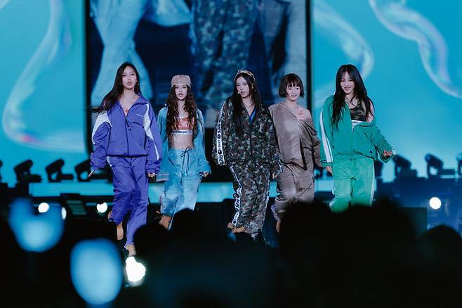 [도쿄=뉴시스] 신드롬 걸그룹 '뉴진스(NewJeans)'가 일본 도쿄돔에서 팬미팅 '버니즈 캠프 2024 도쿄돔(Bunnies Camp 2024 Tokyo Dome)'를 펼치고 있다. (사진 = 어도어 제공) 2024.06.27. photo@newsis.com *재판매 및 DB 금지