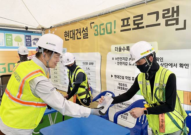 [서울=뉴시스]황준하 현대건설 CSO(왼쪽)가 지난 27일 힐스테이트 회룡역 파크뷰 현장을 찾아 근로자들에게 수분 보충 음료를 제공하고 있다. (사진=현대건설 제공) 2024.06.28. photo@newsis.com *재판매 및 DB 금지