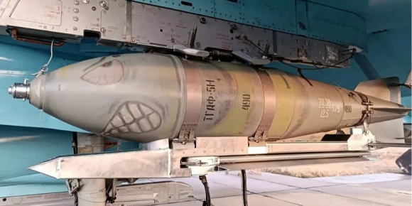 2023년 1월 플라이트봄버 텔레그램 채널에 게시된 러시아 수호이(Su)-34 전폭기에 탑재돼 있는 활공폭탄(FAB-500)의 모습. / 사진=텔레그램