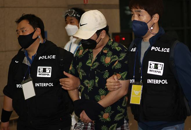 ‘디지털교도소’ 1기 운영자가 2020년 10월6일 인천국제공항을 통해 강제 송환되고 있다.ⓒ연합뉴스